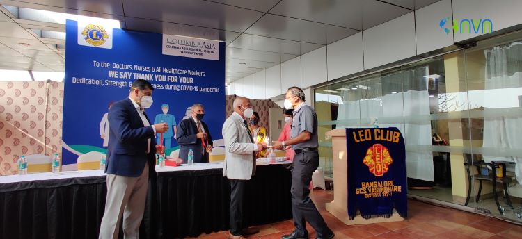 Dr. Nandakumar Jairam, Chairman, CEO and Group Medical Director, Columbia Asia Hospitals India honouring the frontline workers at Columbia Asia Referral Hospital Yeshwanthpur